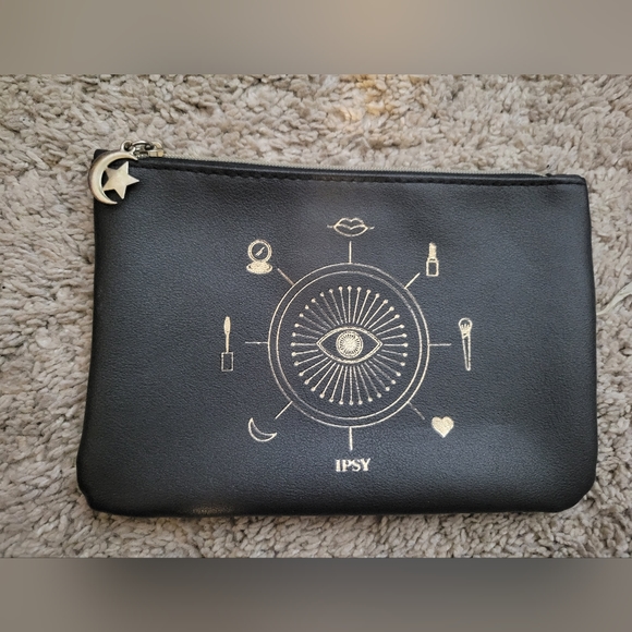 *FREE with purchase* Little Make up Bag - Picture 2 of 2